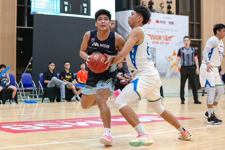Tiền phong dự bị Algin Andaya (V Islanders) tấn công vị trí của Đậu Trung Kiên. tien-phong-du-bi-algin-andaya-v-islanders-tan-cong-vi-tri-cua-dau-trung-kien-copy.jpg