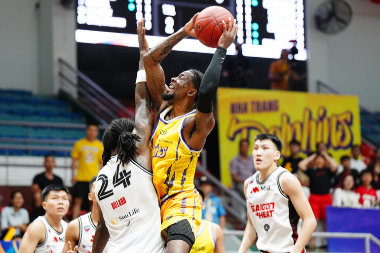 Jaylyn Richardson đột phá trước áp lực từ các cầu thủ Saigon Heat. (Ảnh: VBA) 2-jaylyn-richardson-dot-pha-truoc-ap-luc-tu-cac-cau-thu-saigon-heat.jpg