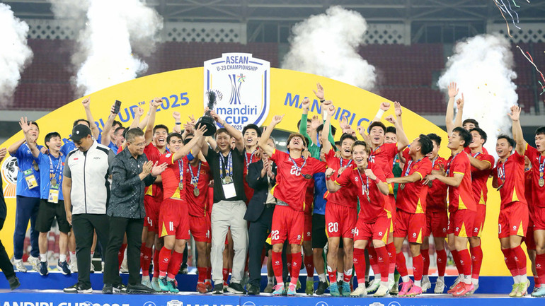 U23 Việt Nam trên bục vinh quang. (Ảnh: VFF) z6854331082484-942093b86747868e85d2dc61d9c34378-copy.jpg
