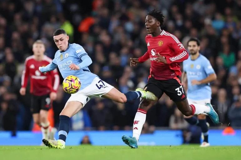 Foden và Mainoo trong trận derby Manchester tại Etihad mùa 2024-2025. (Ảnh: MUFC) 4.jpg