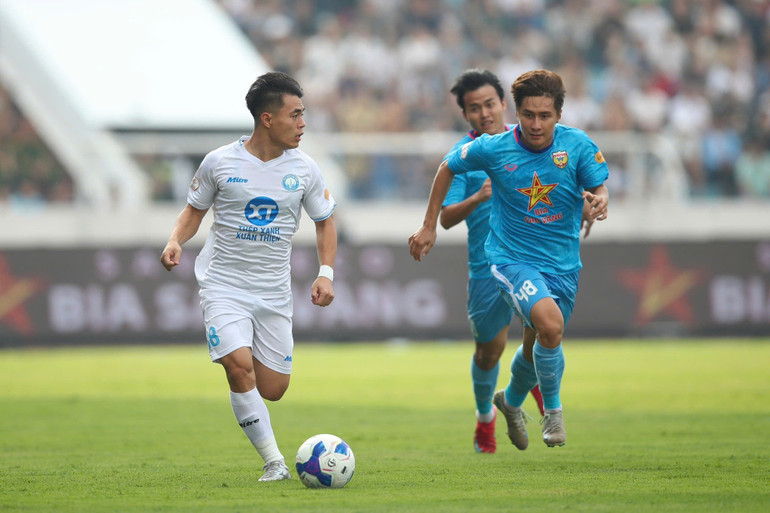 Các cầu thủ đội chủ nhà chiếm lĩnh thế trận. (Ảnh: Thép Xanh Nam Định FC) 509431631-1358257769175439-4568083043844824840-n.jpg