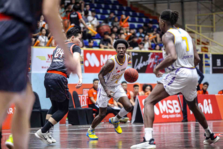 Jaylyn Richardson tỏa sáng ở hiệp cuối giúp Nha Trang Dolphins chiến thắng. (Ảnh: VBA) 3-jaylyn-richardson-toa-sang-o-hiep-cuoi-giup-nha-trang-dolphins-but-toc-gianh-chien-thang.jpg