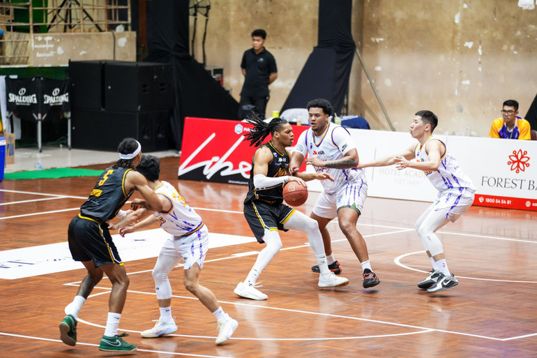 Malek Green xoay sở ở khu vực hình thang của Nha Trang Dolphins. (Ảnh: VBA) 4-malek-green-xoay-so-o-khu-vuc-hinh-thang-cua-nha-trang-dolphins.jpg
