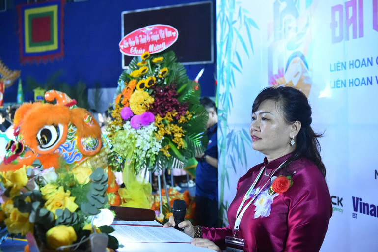 Bà Hà Thị Yến Oanh – Chủ tịch Liên đoàn Võ cổ truyền Thành phố Hồ Chí Minh chúc mừng khai mạc liên hoan. z6844290537011-25d6fd20f48ae16fdd8fd9444070a333.jpg