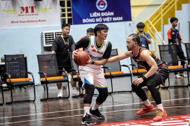 Chủ lực James Martinez của Ho Chi Minh City Wings bị kèm chặt mỗi khi có bóng. (Ảnh: VBA) 2-chu-luc-james-martinez-cua-ho-chi-minh-city-wings-bi-kem-chat-moi-khi-co-bong.jpg