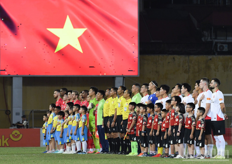 Cầu thủ hai đội cùng ban trọng tài thực hiện nghi thức chào cờ trước trận đấu. ndo_br_3ba54fd6fe4973172a58.jpg