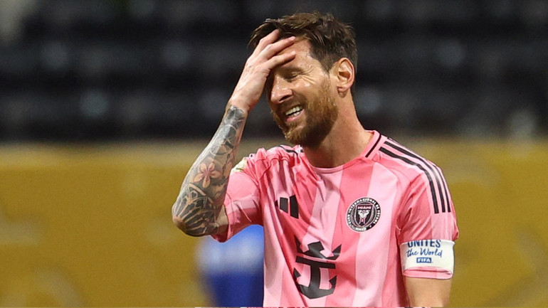 Lionel Messi cúi đầu bước khỏi sân đấu FIFA Club World Cup. (Ảnh: CWC) 2.jpg