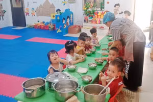 Ngày 10/4, hầu hết học sinh Trường mầm non Hòa Bình đã đi học và ăn trưa tại trường.