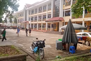 Chỗ ở của học sinh Trường phổ thông vùng cao Việt Bắc được cấp điện thường xuyên để vận hành các thiết bị làm mát bảo vệ sức khỏe học sinh ôn thi tốt nghiệp trung học phổ thông