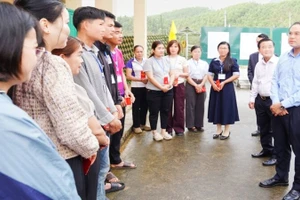 Kiểm tra công tác chuẩn bị bầu cử tại hai xã Nghinh Tường và Sảng Mộc, Bí thư Tỉnh ủy Thái Nguyên Trịnh Xuân Trường yêu cầu đưa hòm phiếu và phiếu bầu đến tận nhà để cử tri cao tuổi và người khuyết tật bỏ phiếu.