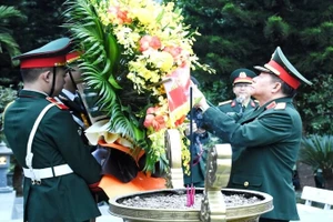 Đại tướng Nguyễn Trọng Nghĩa dâng hoa tưởng niệm Chủ tịch Hồ Chí Minh.