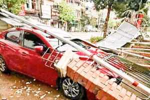 Mưa lớn, dông lốc làm tường rào ở xã Phú Bình bị đổ.