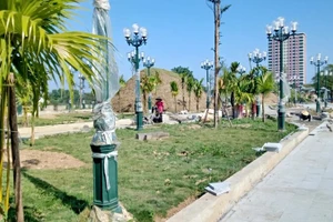 Cảnh quan, nhiều hạng mục phía sau Quảng trường Võ Nguyên Giáp được khẩn trương hoàn thiện.