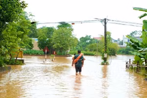 Mưa to xuất hiện lũ lớn tại xã miền núi Phú Đình.