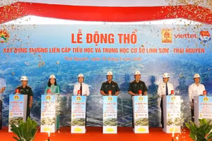 Các đại biểu thực hiện nghi thức động thổ xây dựng Trường liên cấp tiểu học và trung học cơ sở Linh Sơn.