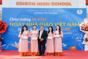 Ông Đỗ Minh Đạo, người sáng lập Trường trung học phổ thông Edison, trao học bổng cho học sinh xuất sắc.