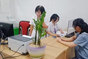 Bác sĩ Trung tâm Sàng lọc chẩn đoán trước sinh và sơ sinh khám, tư vấn cho phụ nữ mang thai.