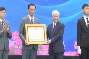 Đồng chí Đỗ Văn Chiến trao Huân chương Lao động hạng nhì cho Trường đại học Kỹ thuật Công nghiệp Thái Nguyên.