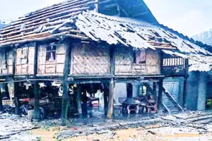 Nhà dân ở xã Yên Trạch bị tốc mái.