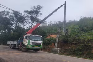 Những ngày vừa qua, các đơn vị liên quan nỗ lực khôi phục hệ thống điện cấp cho Nhà máy sản xuất nước Nam Hồ Núi Cốc.
