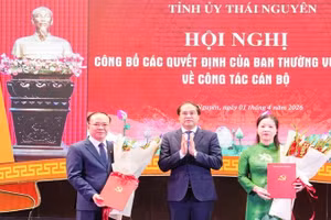 Bí thư Tỉnh ủy Thái Nguyên Trịnh Xuân Trường trao quyết định cho đồng chí Nguyễn Thị Vũ Anh và đồng chí Đỗ Xuân Hòa.