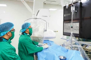 Thầy thuốc Bệnh viện Trung ương Thái Nguyên thực hiện kỹ thuật nút mạch gan.
