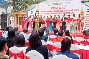 Lãnh đạo tỉnh Thái Nguyên khai trương không gian trưng bày, giới thiệu sách, tư liệu, báo chí, ảnh, pa nô về cuộc bầu cử.