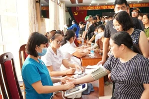 Người dân đến để được tư vấn, tiêm phòng uốn ván tại Bệnh viện Trung ương Thái Nguyên.