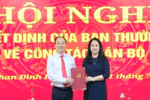 Đồng chí Nguyễn Đăng Bình trao quyết định của Ban Thường vụ Tỉnh ủy cho đồng chí Hoàng Thị Minh Thu.