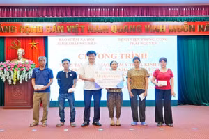 Lãnh đạo Bảo hiểm xã hội tỉnh Thái Nguyên trao thẻ bảo hiểm y tế cho người dân có hoàn cảnh khó khăn ở phường Sông Công.