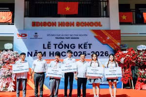 Lãnh đạo đơn vị chủ quản Trường trung học phổ thông Edison trao học bổng cho học sinh xuất sắc trong lễ tổng kết năm học đầu tiên.