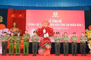 Lãnh đạo Bộ Công an tặng hoa chúc mừng nhà trường.