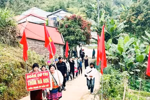 Cử tri thôn Nà Hoi, xã Phủ Thông, tỉnh Thái Nguyên, nô nức đi bầu cử