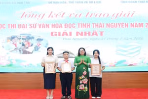 Lãnh đạo Sở Văn hóa, Thể thao và Du lịch tỉnh Thái Nguyên trao giải Nhất cuộc thi cho 3 thí sinh.