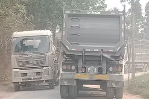 Xe chở đất trên đường 269B gây ô nhiễm môi trường và mất an toàn giao thông.