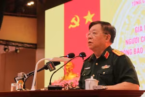 Đại tướng Nguyễn Trọng Nghĩa phát biểu ý kiến tại buổi gặp mặt.