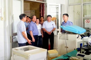 Bộ trưởng Nguyễn Kim Sơn chia sẻ với những thiệt hại rất lớn của ngành giáo dục và đào tạo Thái Nguyên.