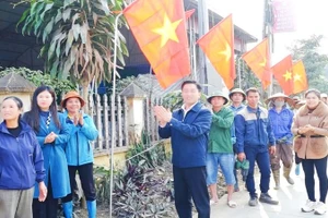 Cán bộ và người dân xã Phú Lương (Thái Nguyên) treo cờ chào mừng, kỳ vọng những quyết sách Đại hội XIV của Đảng đề ra sẽ nhanh chóng đi vào cuộc sống.