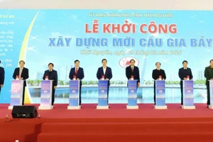Các đồng chí lãnh đạo tỉnh Thái Nguyên thực hiện nghi thức khởi công xây dựng cầu Gia Bảy mới.
