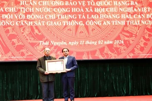 Bí thư Tỉnh ủy Thái Nguyên Trịnh Xuân Trường trao Huân chương Bảo vệ Tổ quốc hạng Ba cho thân nhân Trung tá Lao Hoàng Hải.