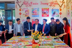 Các đại biểu tham quan gian trưng bày, đọc báo Xuân.