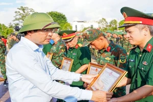 Bí thư Tỉnh ủy Thái Nguyên Trịnh Xuân Trường tặng Bằng khen cho các lực lượng cứu hộ, cứu nạn trong lũ lụt.