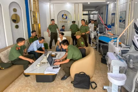 Lực lượng chức năng khám xét tại cơ sở Đông Á Beauty Center (phường Vĩnh Phúc, tỉnh Phú Thọ).