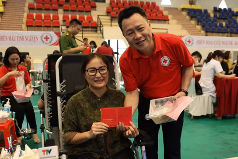 Ông Nguyễn Hoàng Long, Chủ tịch Hội Chữ thập đỏ tỉnh Tuyên Quang trao giấy chứng nhận cho người hiến máu tình nguyện.