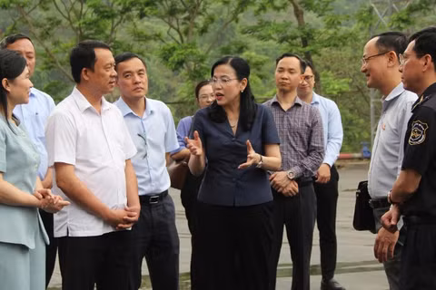 Đồng chí Nguyễn Thanh Hải, Ủy viên Trung ương Đảng, Chủ nhiệm Ủy ban Khoa học, Công nghệ và Môi trường của Quốc hội làm việc với các lực lượng chức năng khu vực cửa khẩu quốc tế Hữu Nghị.