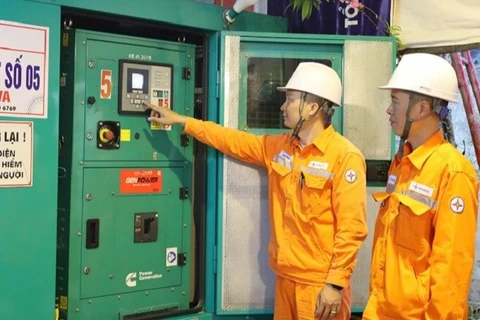 Công nhân Công ty Điện lực Điện Biên kiểm tra hệ thống điện theo phương án nguồn dự phòng đồng bộ.