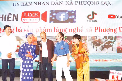 Xã Phượng Dực tổ chức phiên livestream giới thiệu sản phẩm làng nghề trên đa nền tảng mạng xã hội, kết hợp trình diễn nghệ thuật.