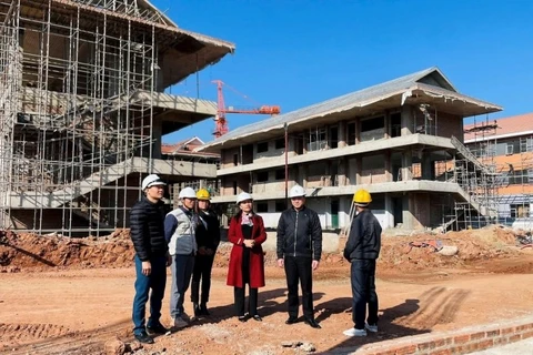 Đại diện lãnh đạo xã Si Pa Phìn kiểm tra tiến độ, chất lượng thi công Trường liên cấp Si Pa Phìn.