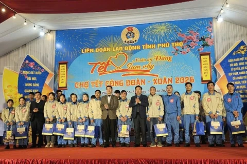Lãnh đạo tỉnh tặng quà cho công nhân có hoàn cảnh khó khăn.