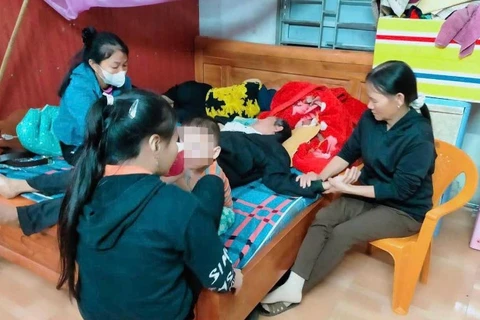 Bà con hàng xóm động viên người thân gia đình nạn nhân.